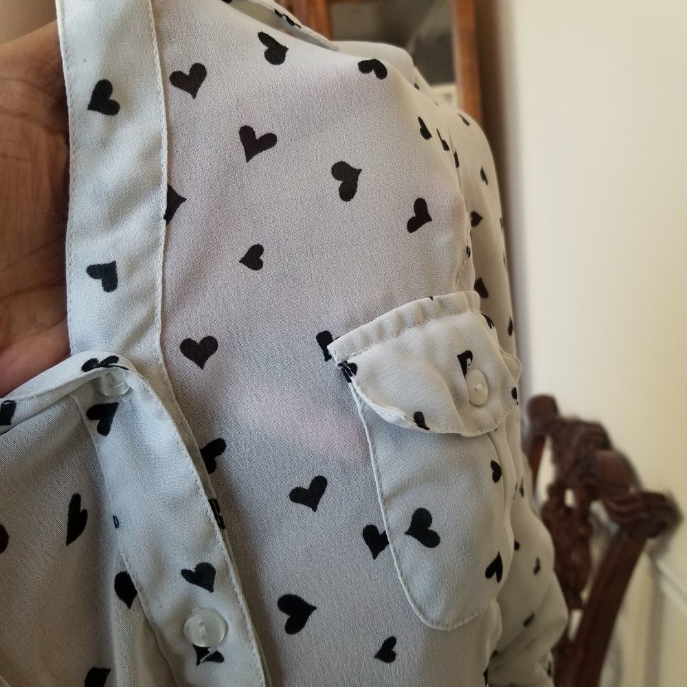 Derek Heart Collared Button Up Heart Pattern Top M - Picture 6 of 8